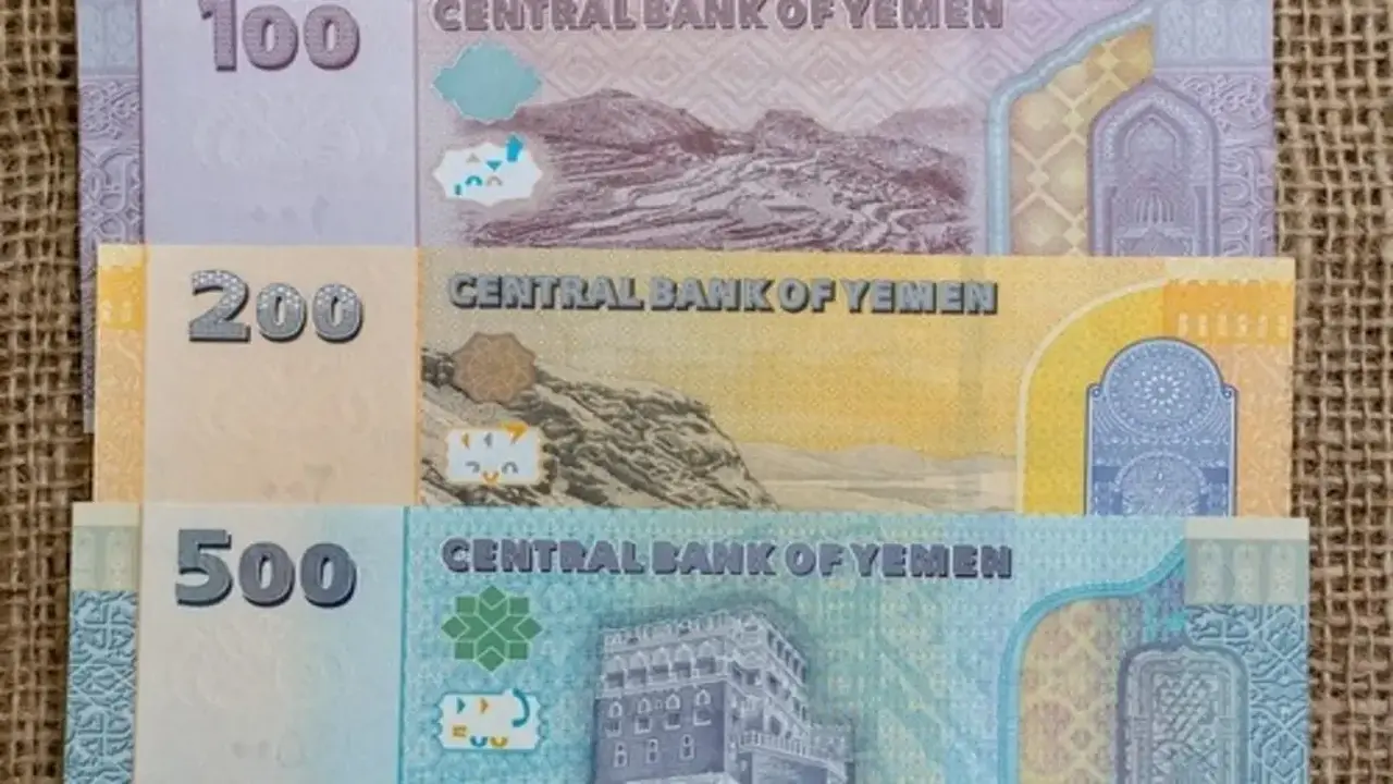 الريال اليمني ينهار 1100% مقابل الدولار في عدن ويستقر بصنعاء